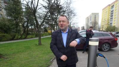 Latarnie uliczne z ładowarkami samochodów. Kraków szykuje innowacyjne rozwiązanie