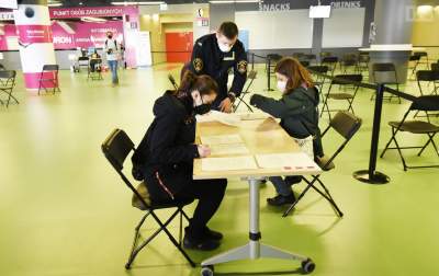 Słabnie akcja szczepień. Dane o zakażeniach "zbyt uspokajające"