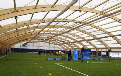 Otwarto największe zadaszone boisko w Krakowie. Na początek zagrały dzieci z Polski i Ukrainy