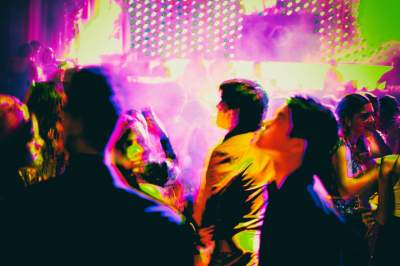 Dlaczego nauczyciele mogą pić alkohol na studniówce, a dorośli uczniowie nie?