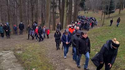 Misterium w Kalwarii odwołane, mimo to na dróżkach tłumy pielgrzymów