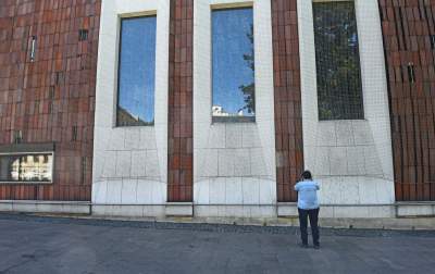 Siatka na Pawilonie Wyspiańskiego. Zły stan oryginalnej elewacji