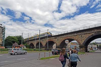 Rusza demontaż zabytkowego (do niedawna) wiaduktu. Wykorzystają starą elewację