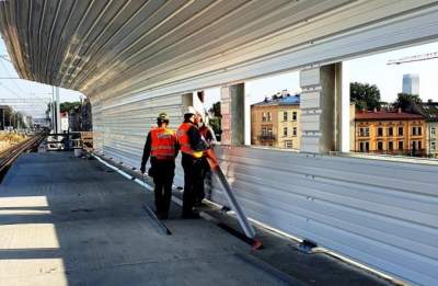 To będzie najbrzydszy przystanek kolejowy w Krakowie? Na razie blacha falista...