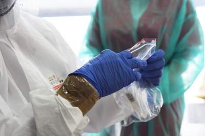 Ognisko zakażeń na pogrzebie, wirusolog ostrzega starsze osoby