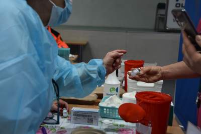 Fala zakażeń coraz większa. Zamiast dawki przypominającej, nowa propozycja szczepień