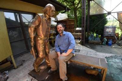 Co zrobić z gotowym pomnikiem Bohdana Smolenia? Pomysłodawcy nie przewidzieli...