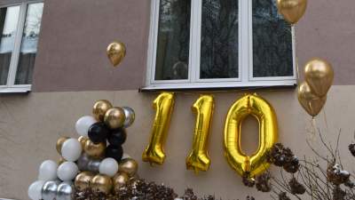 Urodziny najstarszej krakowianki. Z powodu pandemii uroczystość pod oknem...