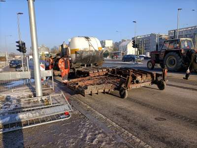 Mimo mrozu leją asfalt na Al. 29 Listopada. Podgrzewają podłoże