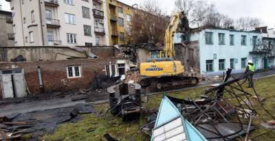 Nadzór budowlany wstrzymał rozbiórkę garaży na Wesołej! Po budynku niewiele zostało