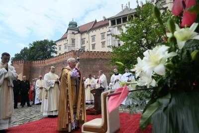 Abp Jędraszewski: odrzucić ideologie naruszające godność kobiety, mężczyzny i rodziny
