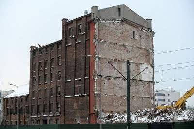 Trwa wyburzanie budynków po młynie przy Mogilskiej, powstaje nowoczesny kompleks