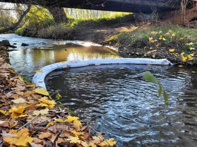 Zainstalowali łapacze śmieci, zatrzymują płynące Białuchą odpady