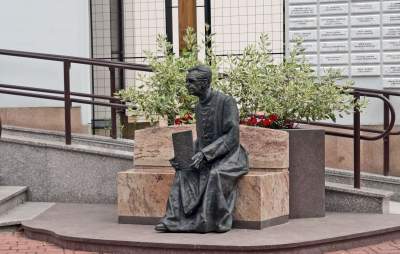 W hołdzie szanowanemu metropolicie: ławka-pomnik kardynała Macharskiego
