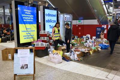 Znikają obozowiska uchodźców na krakowskim dworcu. Dzień dziewiętnasty...