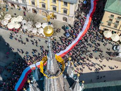 Gigantyczna biało-czerwona flaga na ulicach Krakowa