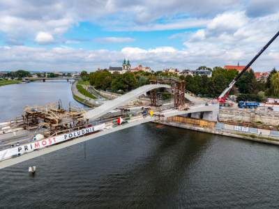 Montują najbardziej charakterystyczny element kładki na Ludwinów