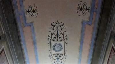 Piękne polichromie w kamienicy przy Sobieskiego. Odkryto je przez przypadek