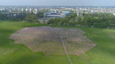 Ten widok zapierał dech w piersiach: biało - czerwone Błonia