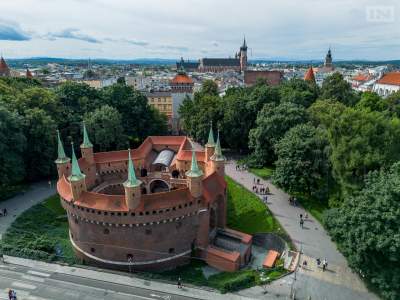 Wkrótce przejdziemy mostem Kleparskim, "drewno jeszcze się suszy"
