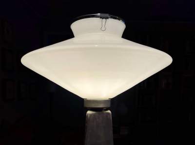 Twórczy proces, w wyniku którego powstają unikatowe lampy. Wystawa w Krakowie