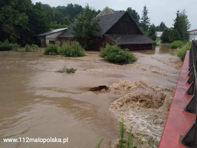 Powódź błyskawiczna w Myślenicach, zalana zakopianka. Czerwony alert