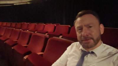 Chce stworzyć nowoczesny teatr, ale wcześniej musi wygasić konflikt