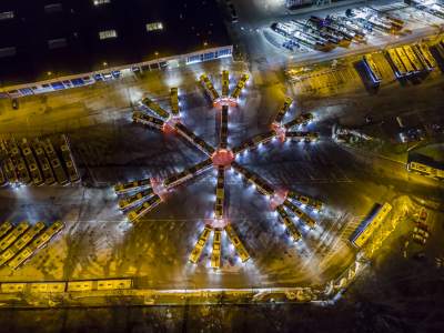 Ułożyli z autobusów "największą na świecie śnieżynkę", komunikacja miejska w święta