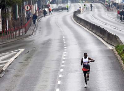 Kenijczyk, a potem długo, długo... ktoś następny. Tak biegał Kraków