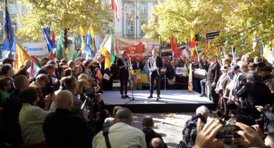 Samorządowcy protestują w Warszawie. „Pozostanie nam tylko ciemność”