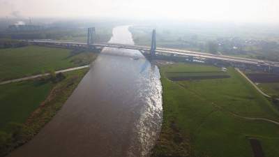 Rzucił się z mostu im. kard. Macharskiego. Udało się go uratować