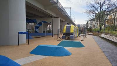 Nowa atrakcja w Parku Kolejowym, trwa montowanie pociągu