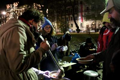 Przychodzą na Planty z termosami zupy, herbatą i czymś absolutnie bezcennym