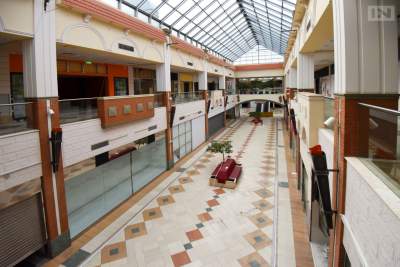 Nieczynne centrum handlowe przeznaczone dla uchodźców. Tymczasowe schronienie