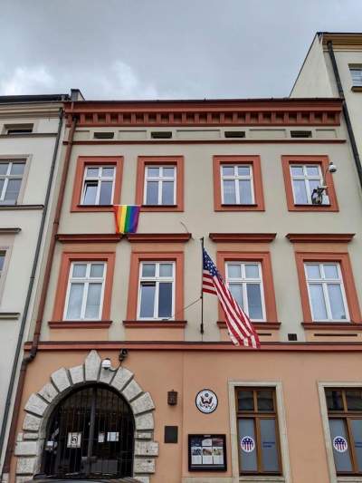 Konsulat USA z tęczową flagą, gorąca niedziela na Rynku Głównym