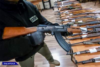 Policja przejęła arsenał broni. W czasie akcji zginął człowiek