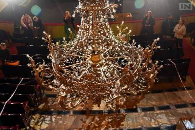 Czyszczenie najpiękniejszego w Krakowie żyrandola. Będzie to można zobaczyć