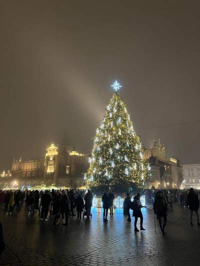 Tysiące osób na krakowskim Rynku: wszyscy czekali na ten moment