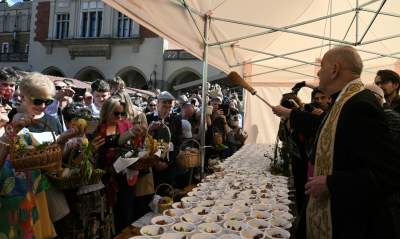 Wielkie święcenie pokarmów na Rynku Głównym bez arcybiskupa Jędraszewskiego