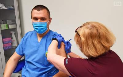 Mamy 70% więcej zakażeń. Eksperci: konieczne szczepienie trzecią dawką