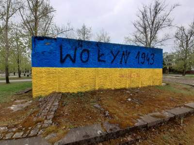 Napis „Wołyń 1943” na postumencie po pomniku Koniewa w ukraińskich barwach