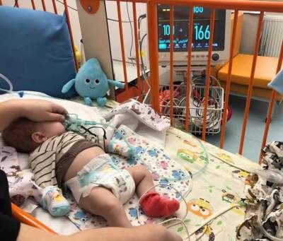 Kilkutygodniowy chłopiec z COVID w ciężkim stanie. Można było tego uniknąć