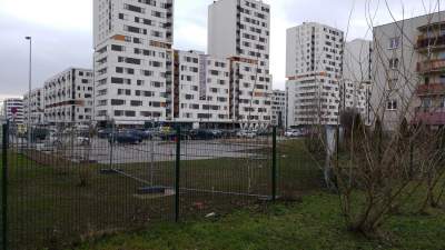 Projekt, który ośmiesza budowę płotów na osiedlach. Kładka imienia Prezesa