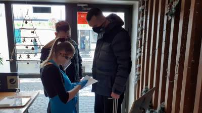 Poszliśmy do otwartej mimo zakazu restauracji. Właścicielka wyprosiła policję