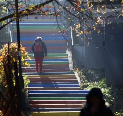 Tęczowe schody w Podgórzu wyremontowane. Wydłużone, z nowymi cytatami