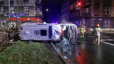 W centrum Krakowa zderzyły się dwie karetki, jedna dachowała