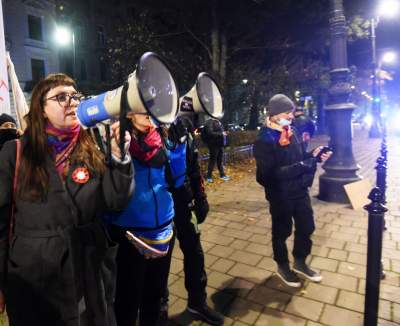 Rząd i PiS świętują w Krakowie. Protest przed pomnikiem Piłsudskiego