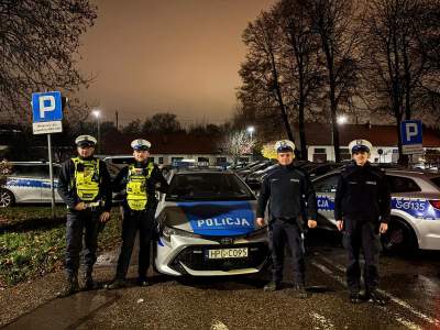 Krakowscy policjanci uratowali życie pasażerowi taksówki, dramatyczne chwile