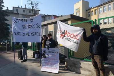 Protest przed szpitalem na Siemiradzkiego: "Szpital to nie kościół! Lekarz to nie ksiądz!"