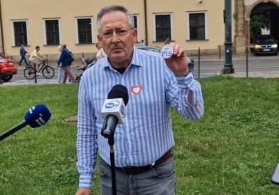 Poseł PO przekazał arcybiskupowi Jędraszewskiemu specjalny prezent